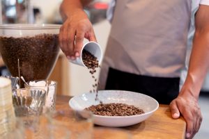 Maklon vs Produksi Sendiri: Mana Lebih Untung di 2026?