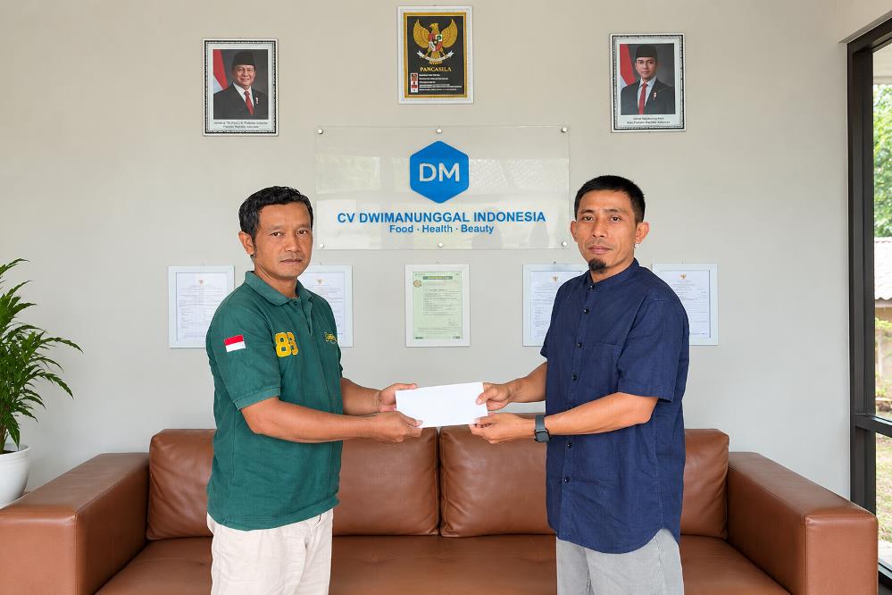 Dukung Ruang Kreasi Warga, Dwimanunggal Indonesia Bantu Pembangunan Panggung di RT 86 Padukuhan Pendowo